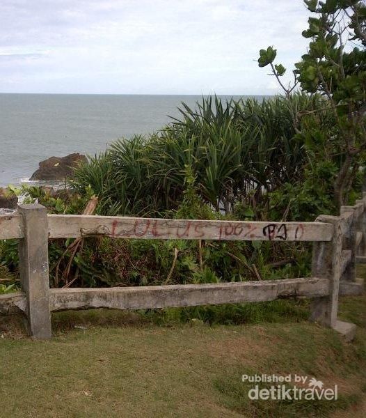 Libur Akhir Pekan di Pantai Karangtawulan Tasikmalaya  5