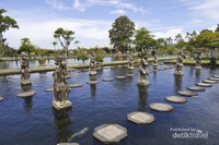 Tokoh pewayangan di atas kolam berair jernih Tokoh pewayangan di atas kolam berair jernih