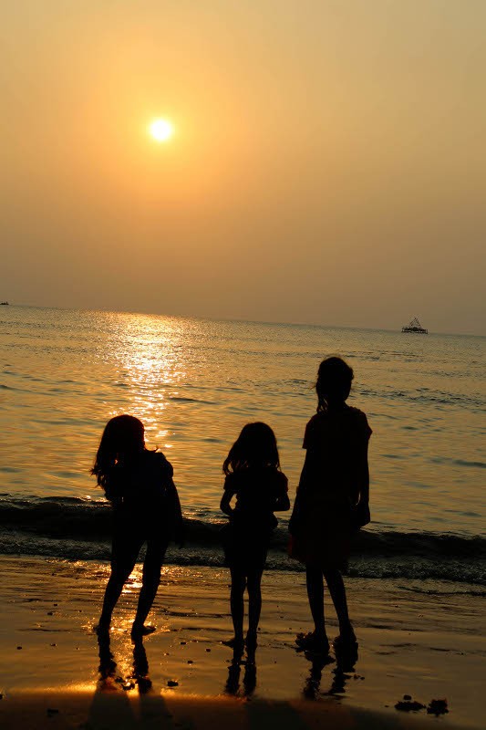  Sunset Romantis di Pantai Guci Kapal Batu Lampung 5