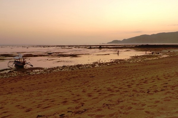Sunset Romantis  di  Pantai  Putri Nyale Lombok 2