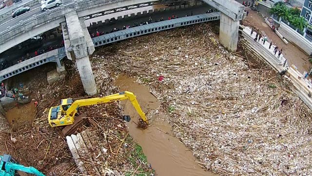 Penampakan dari Udara Lautan Sampah di Sungai Kalibata