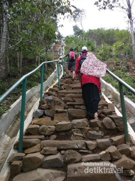 Liburan dari Jakarta ke Gunung Padang Seharian, Bisa!