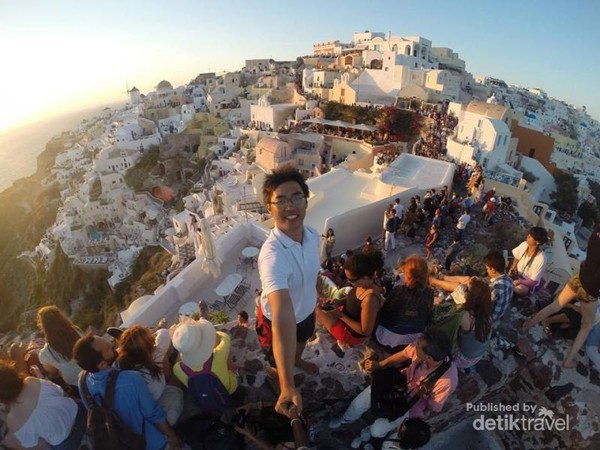 Tips Liburan Ala Backpacker di Santorini