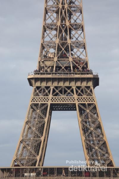 Melihat Menara  Eiffel  dari  Dekat Oh Indahnya 3