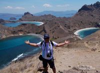 Masih dari Pulau Rinca, datanglah saat musim kemarau jika ingin menikmati kombinasi langit dan laut biru, perbukitan warna coklat keemasan