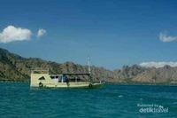 Masih dari Pulau Rinca, datanglah saat musim kemarau jika ingin menikmati kombinasi langit dan laut biru, perbukitan warna coklat keemasan