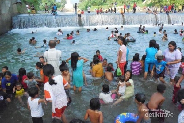 Rebo Bontong, Tradisi Mandi Bareng Suku Sasak di Lombok