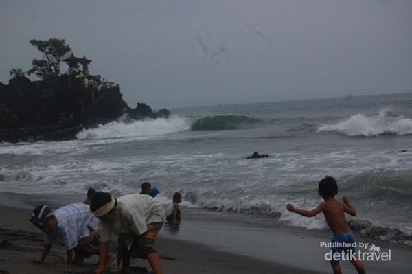 Keceriaan Anak anak Lombok Saat Berenang di Pantai 3