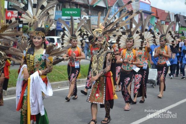 Yuk Kenal Pakaian Adat Dayak  