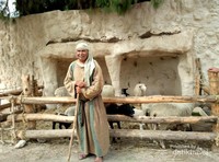 Gembala dengan kandang ternaknya Gembala dengan kandang ternaknya