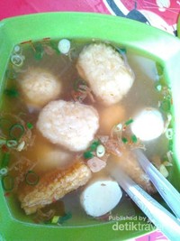 Tahu Kok yang berbahan dasar ikan segar yang diadoni dan dibentuk bulat seperti bakso. Ada pula pendampingnya yaitu tahu coklat yang juga diisi dengan adonan yang sama Tahu Kok yang berbahan dasar ikan segar yang diadoni dan dibentuk bulat seperti bakso. Ada pula pendampingnya yaitu tahu coklat yang juga diisi dengan adonan yang sama