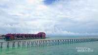 Pemandangan penginapan yang berada di atas air laut Pemandangan penginapan yang berada di atas air laut