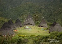 Rumah adat Desa Wae Rebo atau di sebut Mbaru Niang Rumah adat Desa Wae Rebo atau di sebut Mbaru Niang