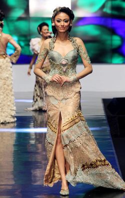 9 Karya Terbaru  Anne Avantie di Indonesia Fashion Week 