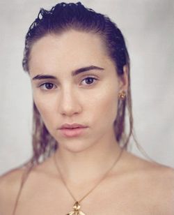  Foto Model Suki Waterhouse Bugil untuk Iklan Perhiasan