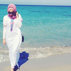 Foto Tampil Stylish Saat ke Pantai  ala  Hijabers Swedia 