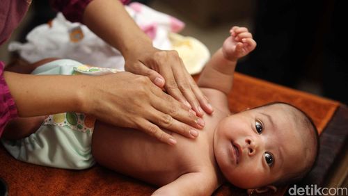 Dibanding Teknik Melempar, Dokter Lebih Anjurkan Pijat Ini untuk Bayi Dibanding Teknik Melempar, Dokter Lebih Anjurkan Pijat Ini untuk Bayi