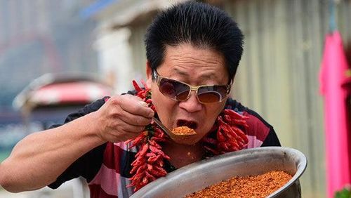 Li, Pria yang Hobi Makan Pedas dan Bisa Habiskan 2,4 Kg Cabai Sehari Li, Pria yang Hobi Makan Pedas dan Bisa Habiskan 2,4 Kg Cabai Sehari