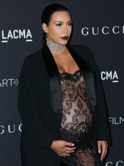 Kim Kardashian Akan Melahirkan Secara Caesar karena 