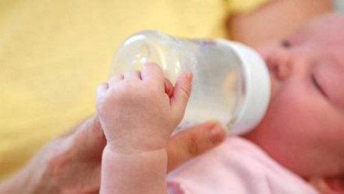 4 Cara untuk Hentikan Kebiasaan Ngedot si Kecil 1 4 Cara untuk Hentikan Kebiasaan Ngedot si Kecil 1