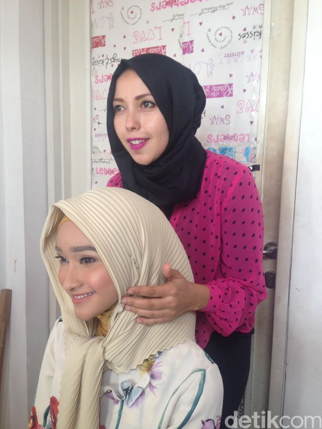 Foto: Sesi Make Over Bella Almira Saat Pemotretan Hijab 