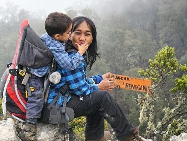 Nyoman Sakyarsih Mama Tangguh yang Ajak Anak  Daki Gunung  