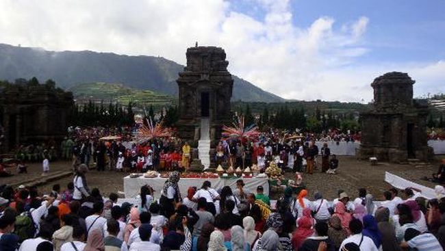 Festival Potong Rambut Gimbal Nan Unik di Dieng