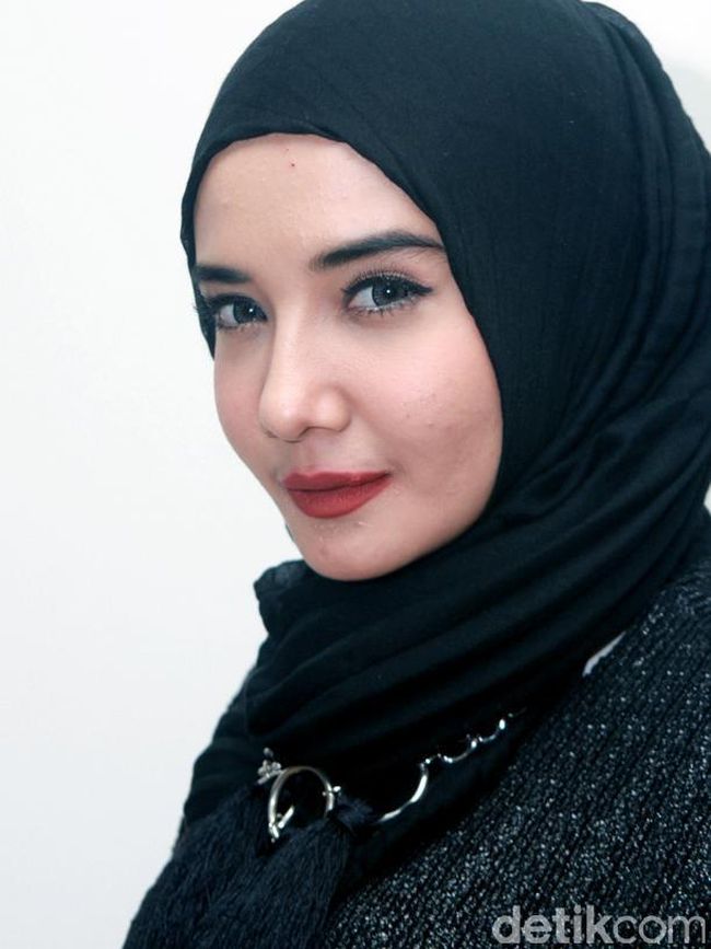 Tutorial Hijab Super Simpel Zaskia Sungkar, Cocok untuk Mudik