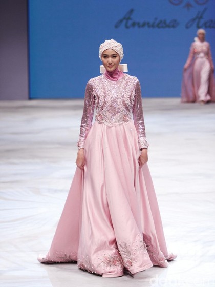 7 Fashion Designer Indonesia Yang Mahir Merancang Pakaian