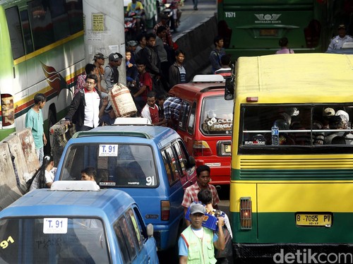 Wajah Transportasi Indonesia, yang Tahu Dia Berhenti Hanya Tuhan dan Sopirnya