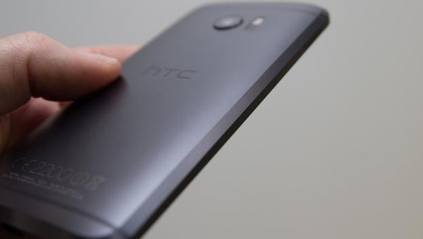 Meski sudah tak terlalu terdengar gaungnya, HTC tampaknya masih berusaha bangkit dengan HTC 11. Handset ini kemungkinan mengandalkan banyak sensor untuk interaksi dan tidak disertakan tombol. Foto: Plint