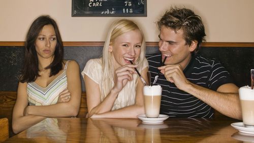 Jadi Bad Mood Ketika Teman Dekat Asyik dengan Teman yang Lain Jadi Bad Mood Ketika Teman Dekat Asyik dengan Teman yang Lain