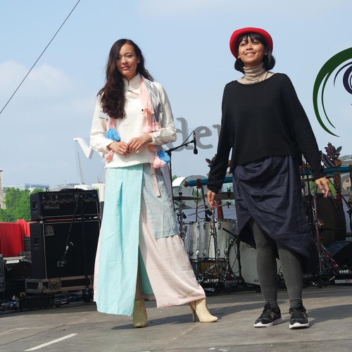 Koleksi Busana Edgy Hingga Gadis Desa Pukau Ratusan Warga London Koleksi Busana Edgy Hingga Gadis Desa Pukau Ratusan Warga London