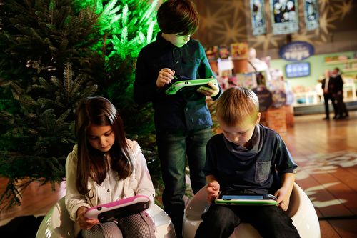 Pertimbangkan Hal Ini Sebelum Memberikan Smartphone Pada Anak Pertimbangkan Hal Ini Sebelum Memberikan Smartphone Pada Anak