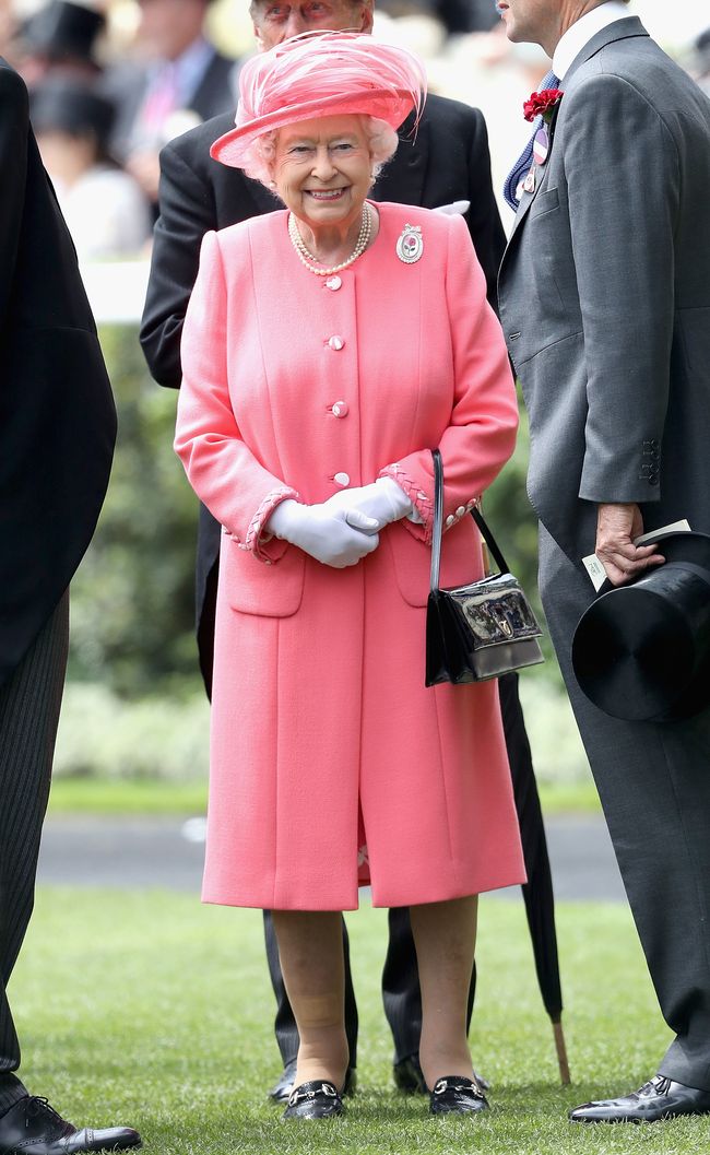 Ini Busana yang Tak Pernah Dipakai Ratu Elizabeth Selama Ini Busana yang Tak Pernah Dipakai Ratu Elizabeth Selama