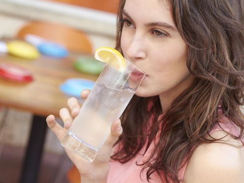 Minum Air Dingin Bahaya Bagi Usus dan Bikin Kanker, Benarkah? Minum Air Dingin Bahaya Bagi Usus dan Bikin Kanker, Benarkah?