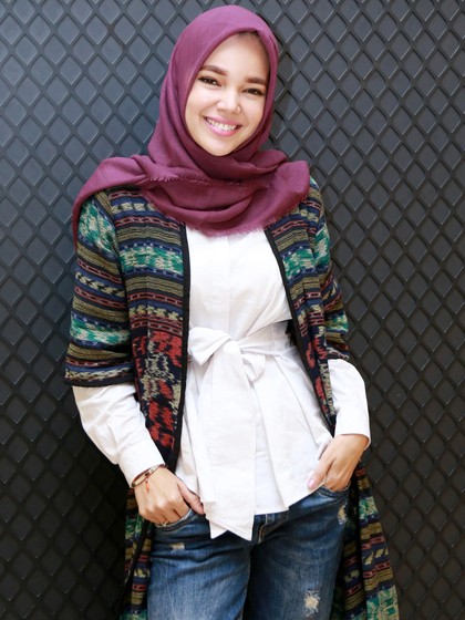 Dewi Sandra Cerita Soal Ustad yang Bikin Dia Mantab Berhijab Dewi Sandra Cerita Soal Ustad yang Bikin Dia Mantab Berhijab