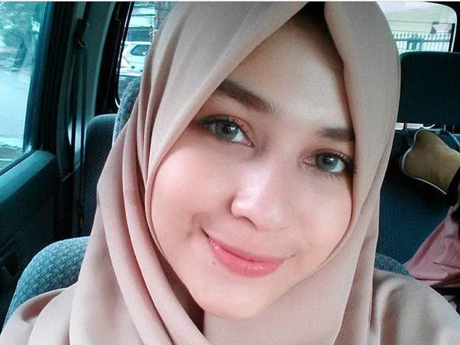 Foto Gaya Hijab Simpel Si Cantik Mona  Rizqia Putri 