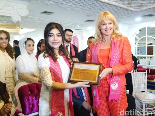 dr. Debby Vinski Dirikan Pusat Anti-aging Dunia di Indonesia dr. Debby Vinski Dirikan Pusat Anti-aging Dunia di Indonesia