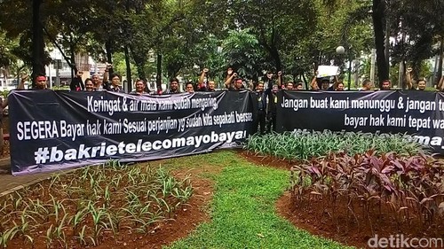 Eks Karyawan Bakrie Telecom Berdemo Minta Pesangon