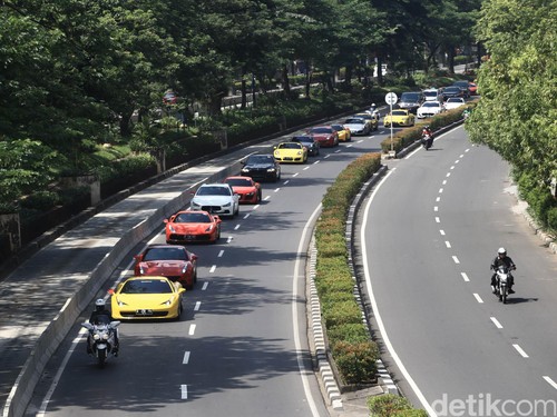 Rayakan Agustusan, Mobil Mewah Konvoi di Jakarta