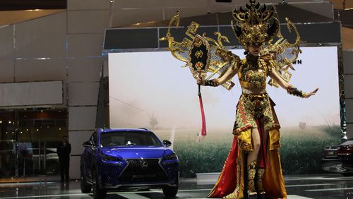 Lexus Tampilkan Parade Busana dengan Puteri Indonesia