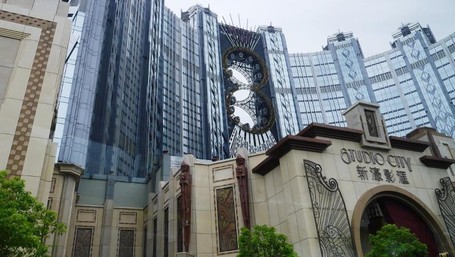 Sensasi Naik Bianglala Berbentuk Angka 8 di Macau