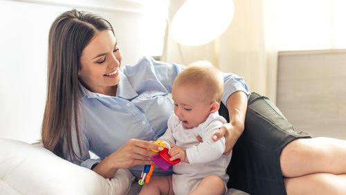 Begini Cara Agar Ibu Bekerja Tetap Bisa Beri Stimulasi untuk Anak Begini Cara Agar Ibu Bekerja Tetap Bisa Beri Stimulasi untuk Anak