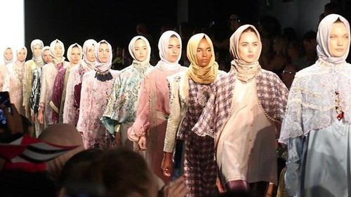 Eksistensi Desainer Indonesia di Kancah Internasional Eksistensi Desainer Indonesia di Kancah Internasional