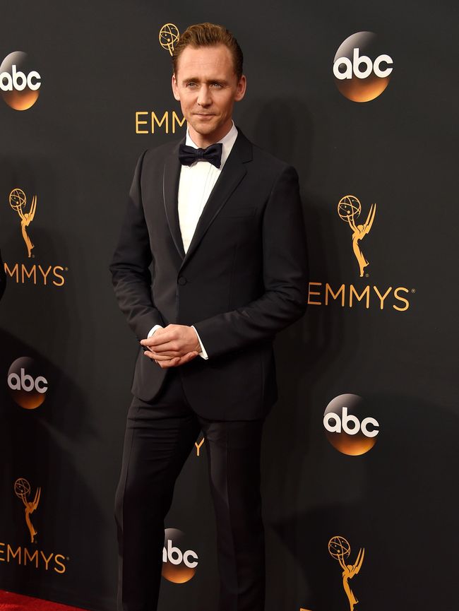 Tom Hiddleston Jalan di Karpet Merah Sendiri Setelah Putus 