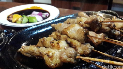 RM. Sate Guci: Empuk Juicy! Sate Domba Muda Khas Tegal yang Disajikan di Atas Hotplate RM. Sate Guci: Empuk Juicy! Sate Domba Muda Khas Tegal yang Disajikan di Atas Hotplate