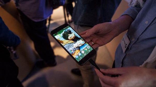 Generasi kedua Google Pixel akan diluncurkan tahun depan dan sangat dinantikan kejutan apalagi yang akan diketengahkan Google kali ini. Foto: Reuters