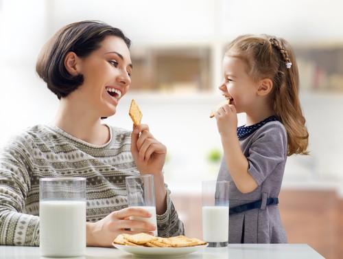 Sering Memberi Hadiah Makanan untuk Anak? Ini Efek Negatifnya Sering Memberi Hadiah Makanan untuk Anak? Ini Efek Negatifnya