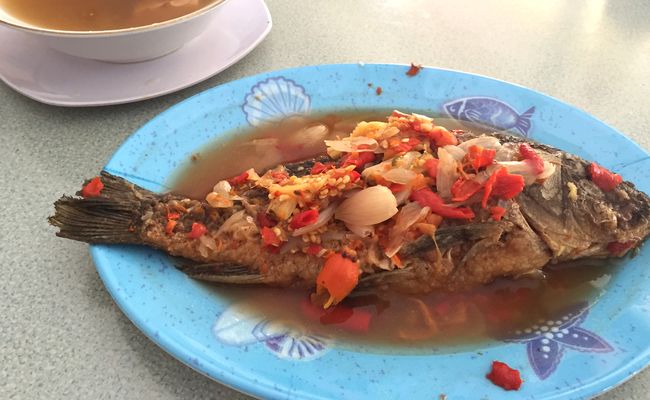 Haji Awi: Aduh Enaknye! Makan Pecak Ikan Mas dan Sop 